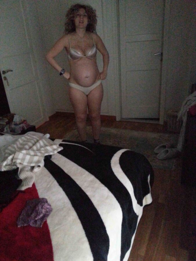Free porn pics of Pregnant milf...anybody knows her or have more of her ? 10 of 10 pics