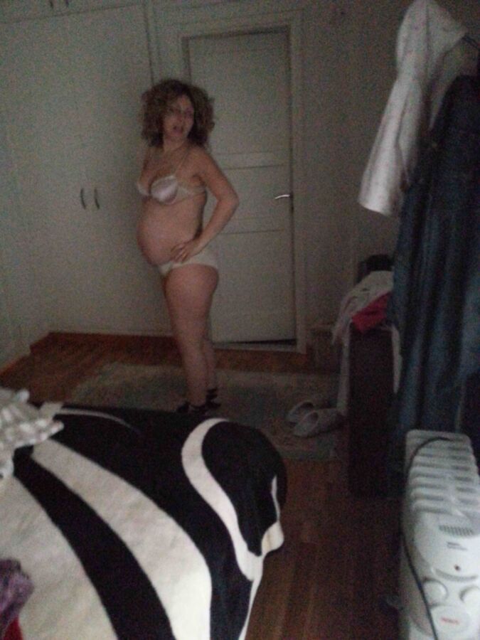 Free porn pics of Pregnant milf...anybody knows her or have more of her ? 8 of 10 pics