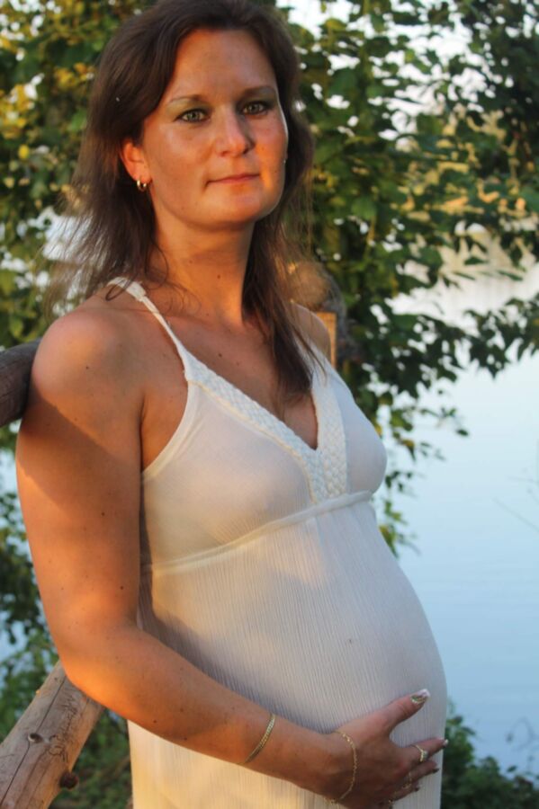 Pregnant amateur, transparent 13 of 18 pics