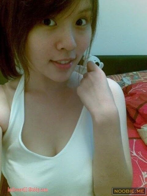 Cute Chinese Babe Disclosing Her Yummy Tits With Her Own Cellpho 3 of 12 pics