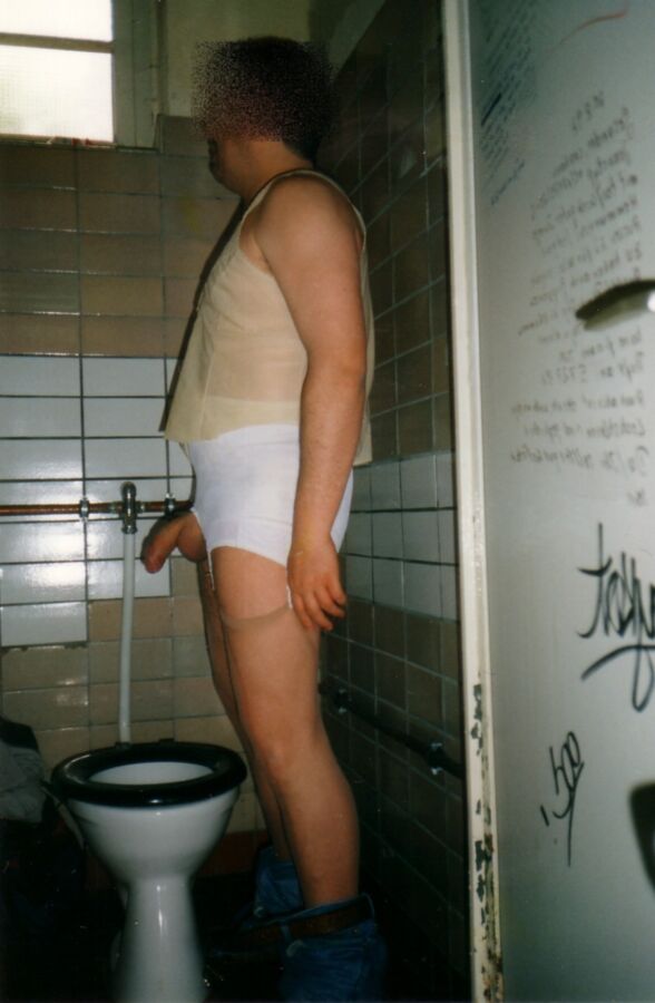 Free porn pics of In Mieder auf Toiletten 2 of 6 pics