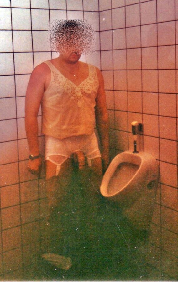 Free porn pics of In Mieder auf Toiletten 1 of 6 pics