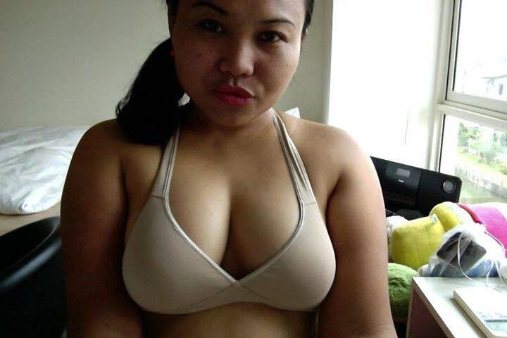 Selfie - Indonesia Sexy Servant (no nude) 7 of 99 pics
