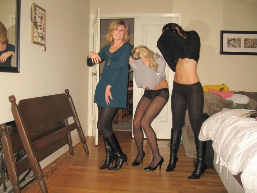 Free porn pics of PANTYHOSE : Friends will be friends (short set) 3 of 4 pics