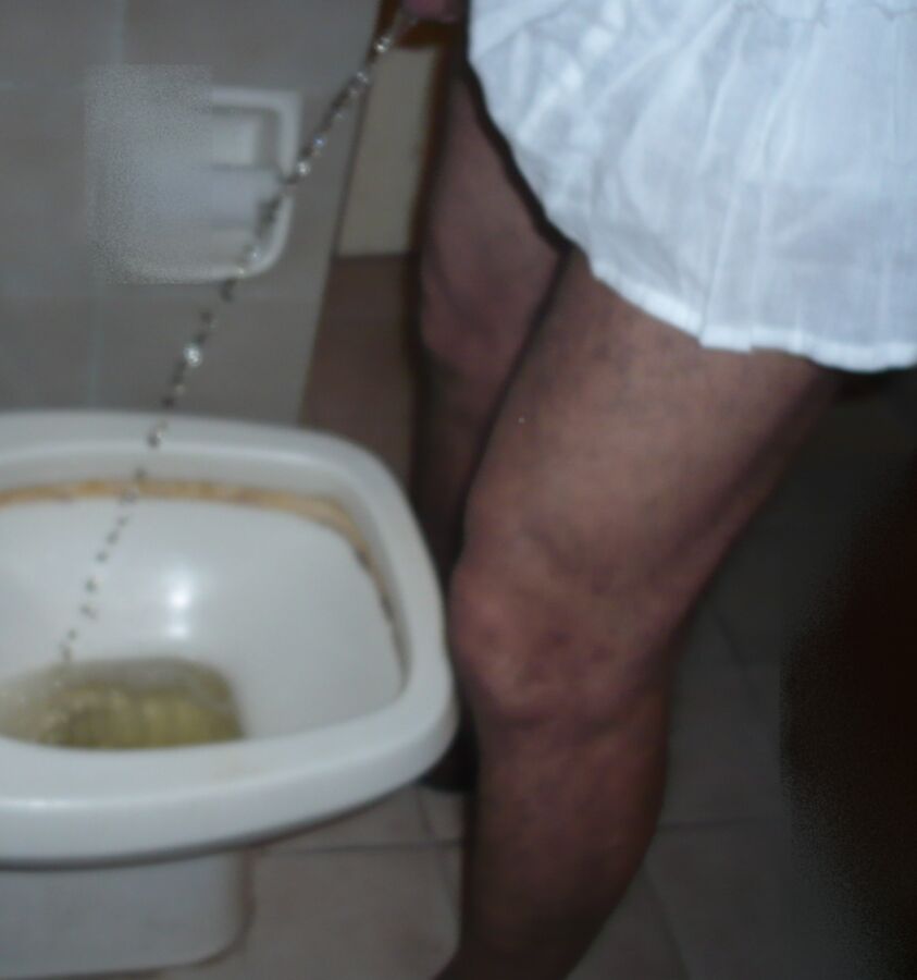 Free porn pics of JB pee 7 of 12 pics